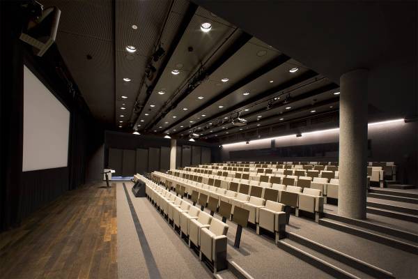 Vue de l'auditorium du Musée olympique de Lausanne éclairage avec des spots encastrés, UGR >16 et une gestion DMX