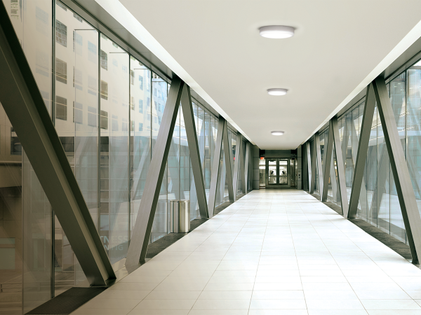 Luminaire NOVO installation dans un corridor avec fonction secours