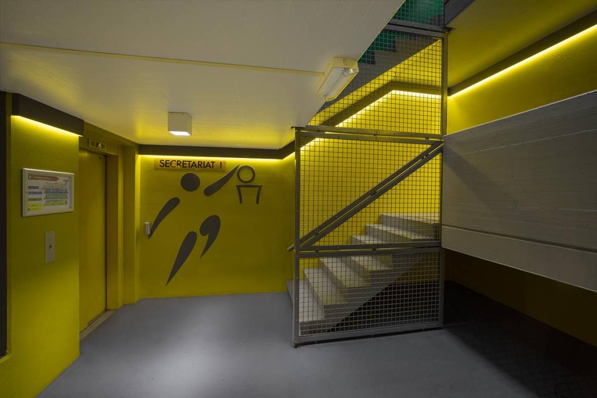 Éclairage avec des profils linéaires cage escalier du parking d'Ouchy à Lausanne.