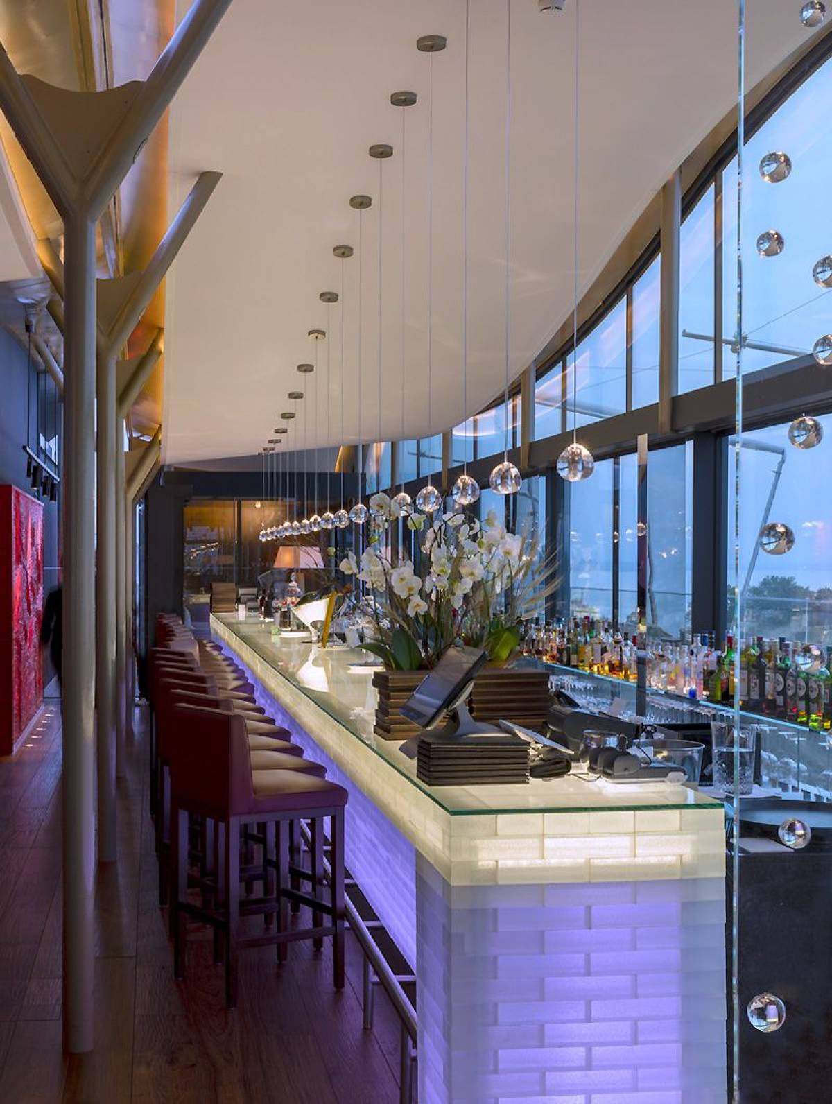 Wave Lounge Neuchâtel éclairage du bar avec profil linéaire et choix de la couleur violet partie en-dessous