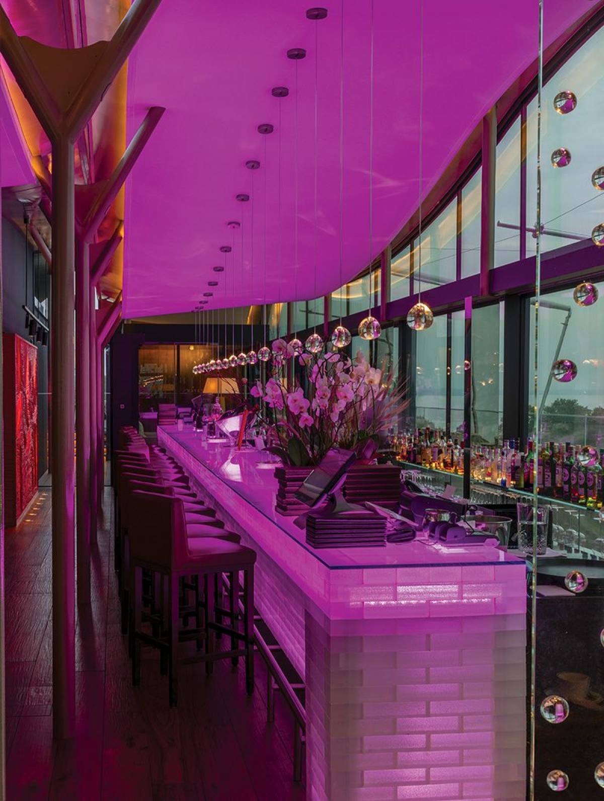 éclairage en couleur rose-pink, profils linéaires installés dans le comptoir du bar Wave-Lounge à Neuchatel