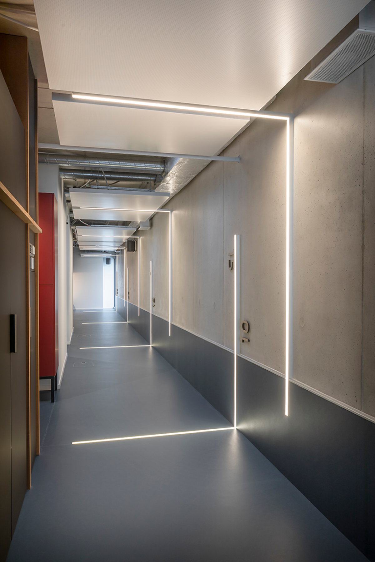 Wall-mounted linear profiles for lighting a corridor in a physiotherapy practice
