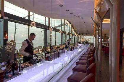 Wave Lounge Neuchâtel éclairage du bar avec profil linéaire et choix de la couleur rose