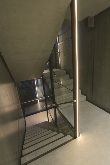 Lighting of a stairwell with a linear LED profile