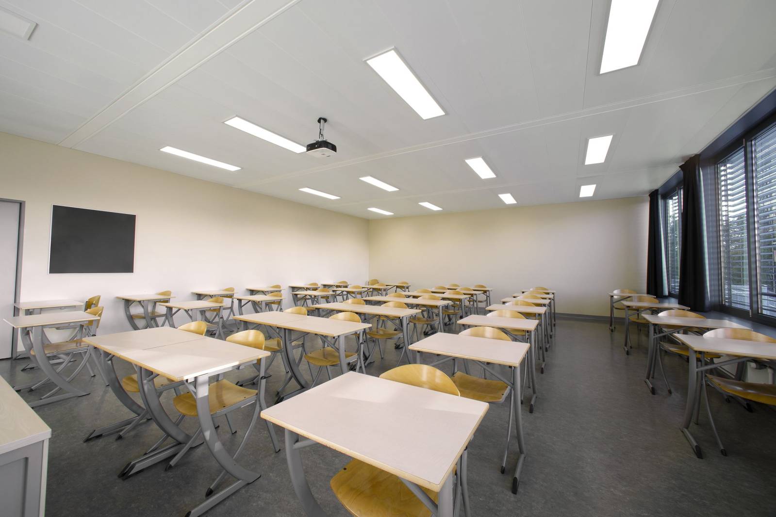 éclairage homogène de la salle de classe, installation de plafonnier led modèle slimy de ledixa